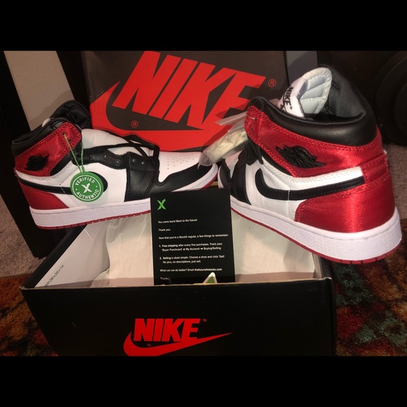 Air Jordan 1 satin “Black Toe” women 5.5 - Picture 3 of 4